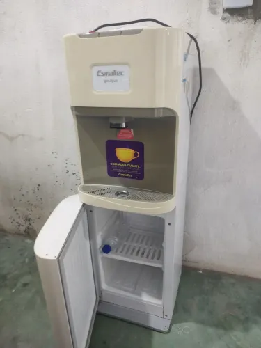 Bebedouro e frigobar Esmaltec semi novo.