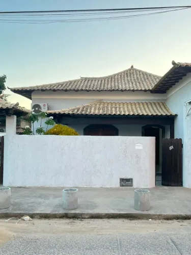 CASA AMPLA, RECÉM-REFORMADA PARA LOCAÇÃO EM ARARUAMA