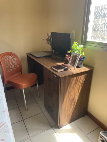 Mesa de Escritório com Gaveteiro - Madeira - Excelente Estado