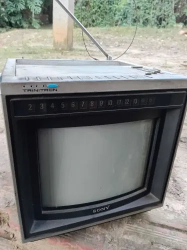 Tv trinitron sony muito antiga item de colecionador funcionando chuvisco no estado
