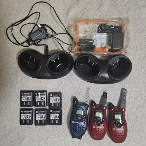 Motorola walkie talkies, base carregadora, baterias (LEIA)