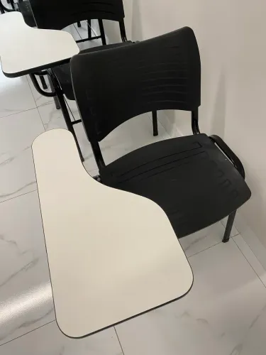CADEIRAS UNIVERSITÁRIAS EM ESTADO DE NOVO