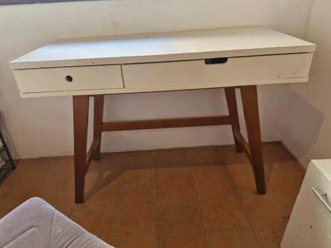 Escrivaninha, cadeira e mesa de cabeceira