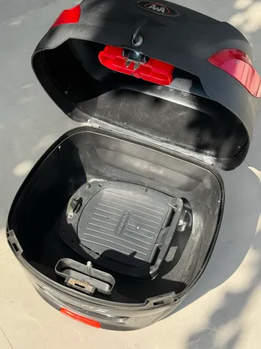 Baú semi novo com suporte universal