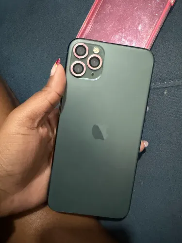 Vendo um iPhone 11 Pro Max