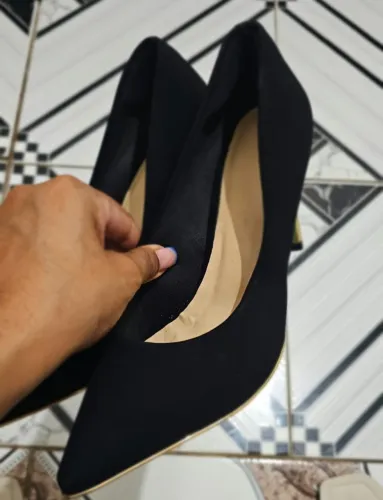 Scarpin Preto Constance com Salto Dourado - Tamanho 37 (Pouco Usado)