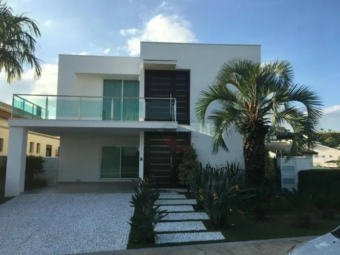 Casa de alto padrão com 03 Quartos, sendo 03 Suítes à venda e para locação no condomínio R