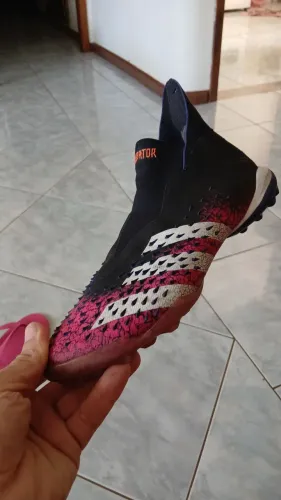 Esta é uma chuteira Adidas Predator Freak+