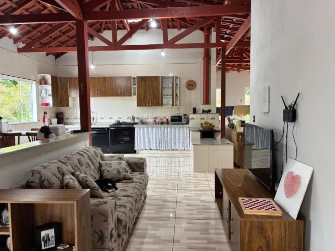 Fazenda com 24 hectares, próximo da cidade, 2 casas, oficina, garagem coberta, piscina.