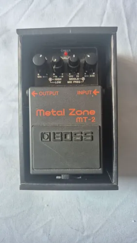 Pedal Metalzone MT-2 na caixa