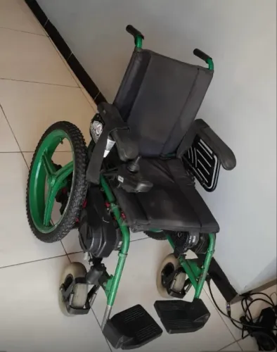 Vende-se cadeira de roda motorizada