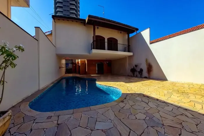 Casa com 4 quartos, sendo 1 suíte, sala com barzinho, lavabo, garagem + 5 carros, canil, 1
