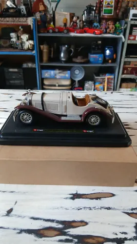 Miniatura colecionável Mercedes-Benz SSK 1928. Da Burago. Escala 1:24