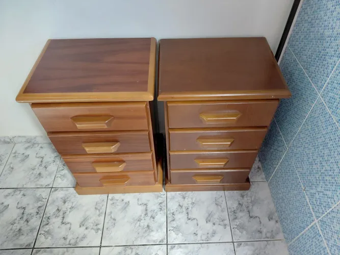 Kit 2 Mesas de Cabeceira com 4 Gavetas - Madeira / Estilo Clássico