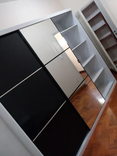 Guarda roupa com espelho 