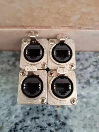 Vendo 16 Conectores de chassi NE8FDP ethercon Neutrik RJ-45 Original. Valor unitário.