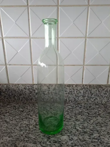 vaso de flor em forma de garrafa esverdeada