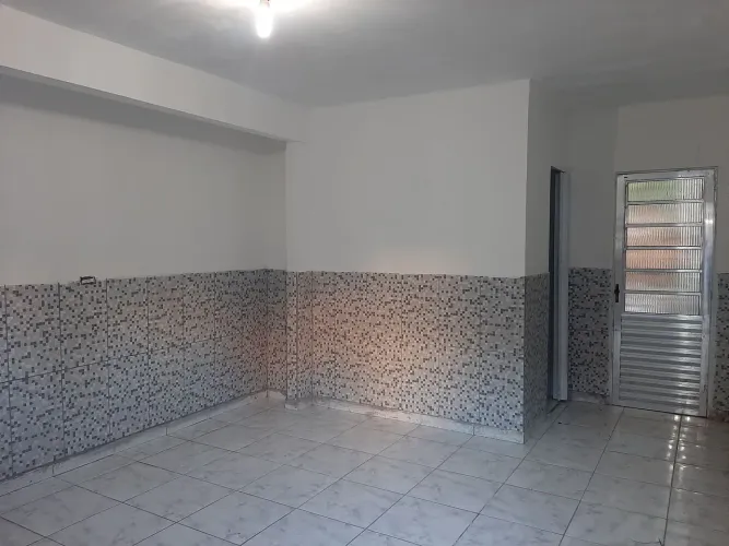 1 Cômodo Incluso Água e Energia no Centro de Amador Bueno Itapevi- Próximo Estação de Trem