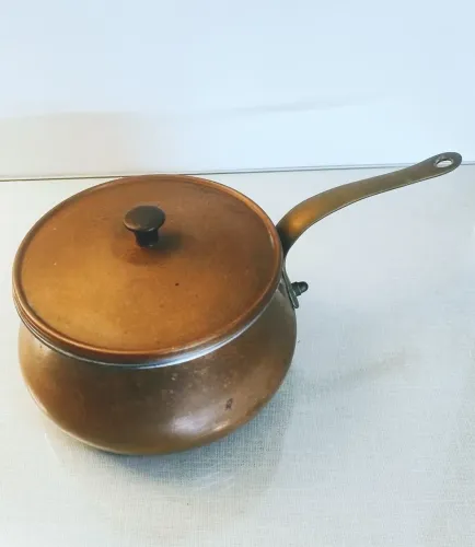 Panela de fundee de latão fundido.