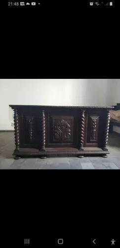 Vendo mesa de madeira  maciça,  toda trabalhada,  robusta, imponente. 