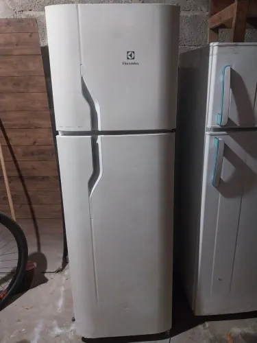 FROST FREE COMPACTA, IDEAL PARA SOLTEIROS EM KITNET GELANDO OK AC CART-12X FRETE GRÁTIS VV