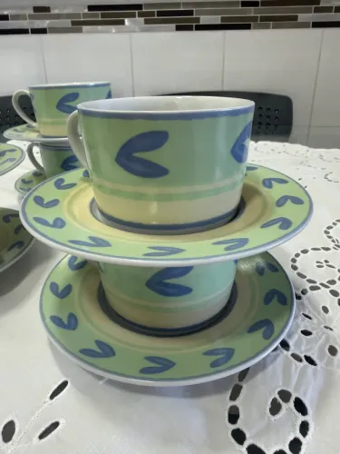 Jogo de 11 xícaras de porcelana com pires + 1 xícara extra sem pires