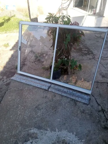Vende-se janela de alumínio e soleira dela
