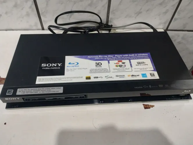 Blu-ray Disc / DVD Player SONY. Precisa de concerto, ou para aproveitar peças.