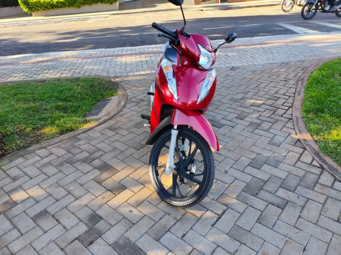 Honda Biz 125 Flex Vermelha em excelente estado de conservação.