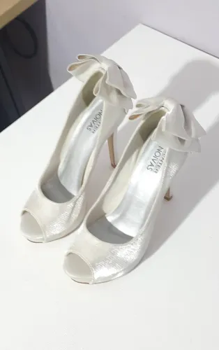 Sapato de Noiva Off White 34 Salto Alto Peep Toe Usado