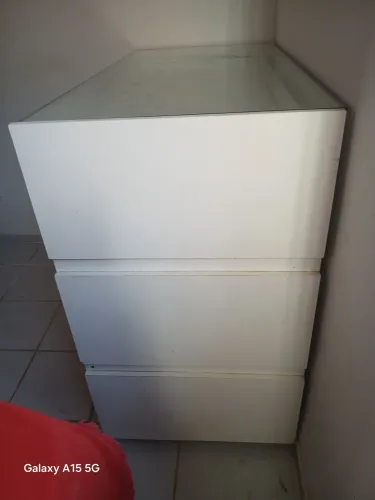 Cômoda em MDF com 3 gavetas grandes com tampa de vidro em cima . Valor 800 reais .