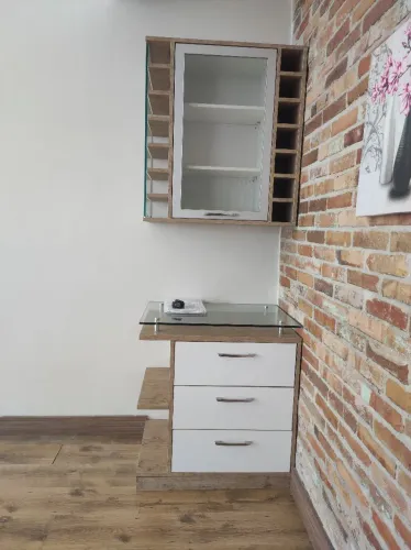 Mini cristaleira  com armário auxiliar