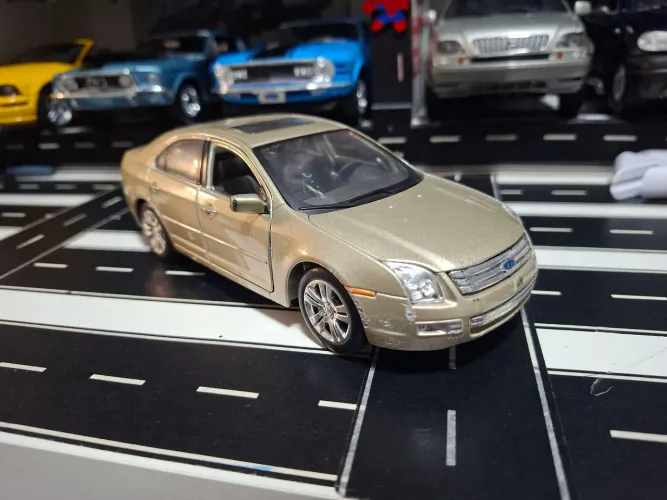 Rara Miniatura Ford Fusion escala 1/24 Maisto