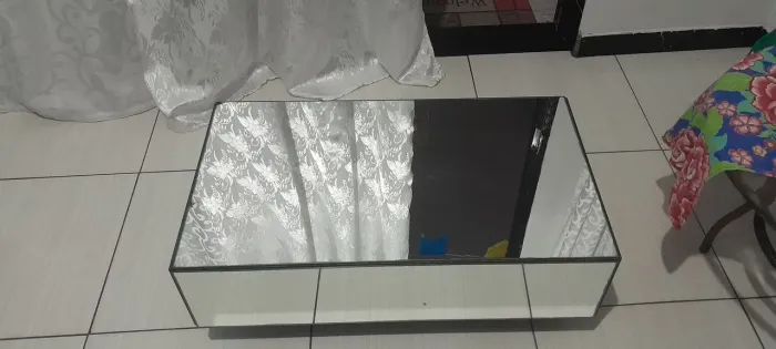 Mesa de centro de vidro com rodinhas no pé 