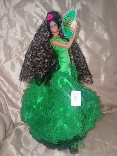 Boneca importada da Espanha roupa verde 