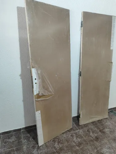 Vendo porta lisa com dobradiças e fechadura