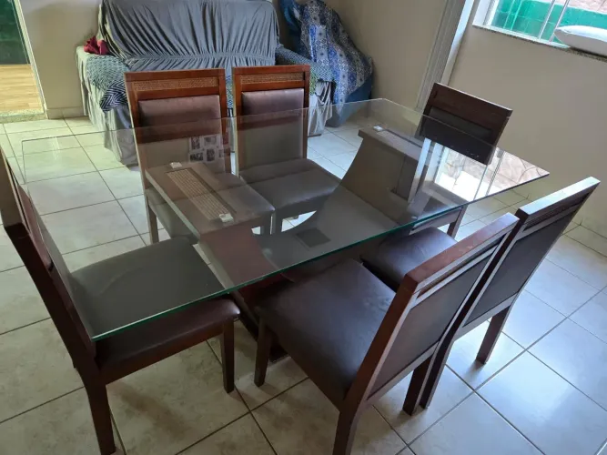 Mesa de madeira com tampo de vidro com 06 cadeiras