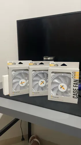 3 Fans RGB com controladora na cor branca.