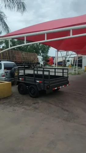 Carretinha dois eixos com baú