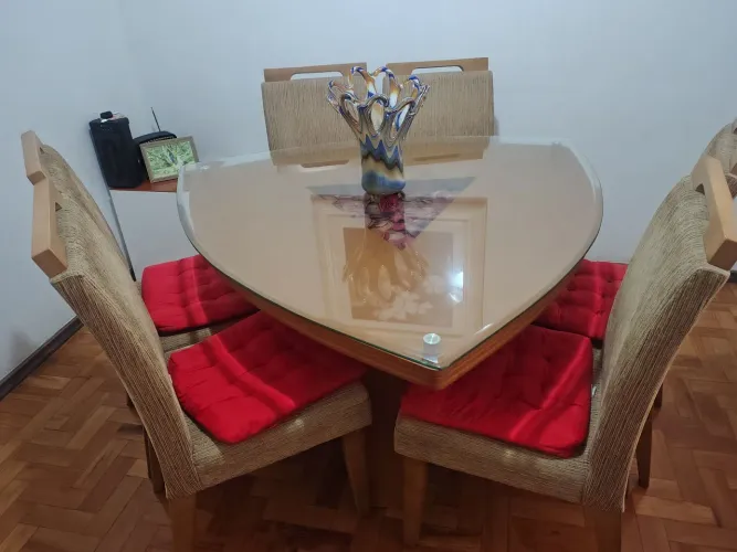 Mesa de jantar com seis cadeiras