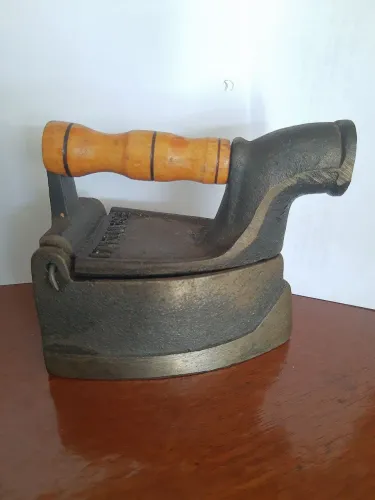 Ferro à carvão p/decoração.