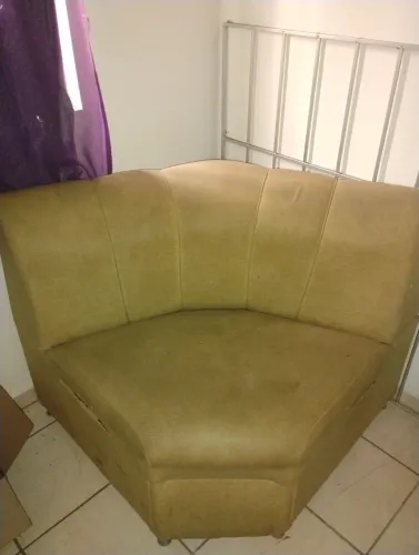 Poltrona de canto em courino amarelo pastel