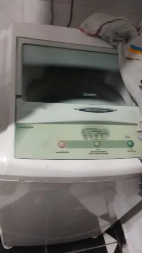 Máquina de lavar. Não está centrifugando, nem saindo água da mangueira.