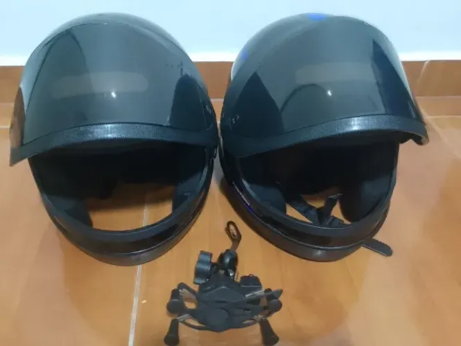 Dois capacetes e suporte para celular
