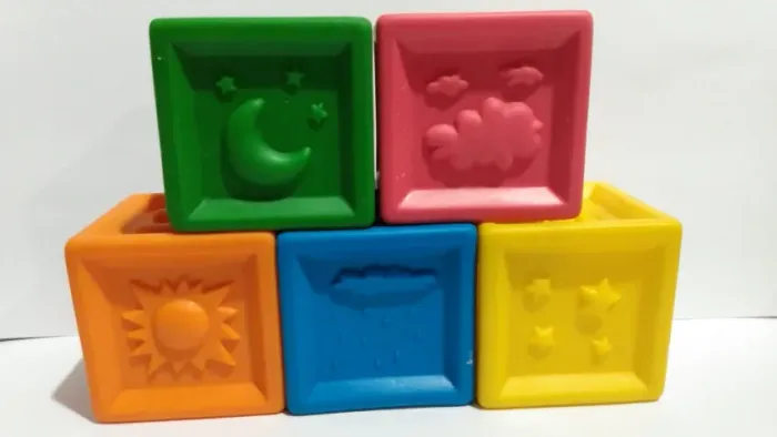 Lote de brinquedos para bebês 5 blocos de borracha siliconada.