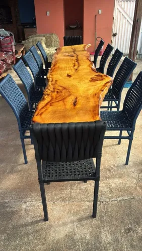 Mesa de jaqueira com pé metálico com cadeira de tricô *17