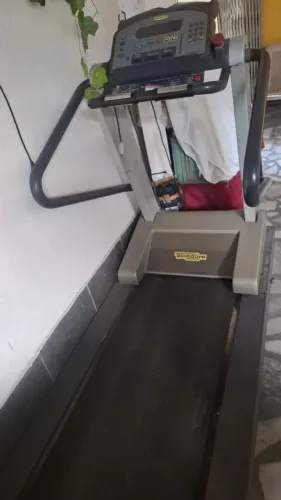 Esteira Profissional Technogym Run 600 XT Pro Com Elevação Hidráulica (Modo Montanha)