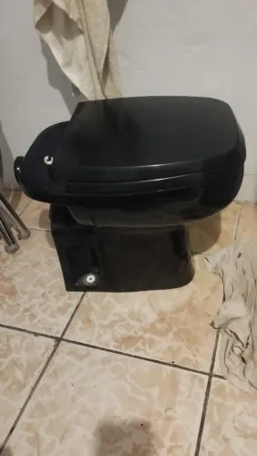 Vaso para banheiro na cor preta com tampa reforçada