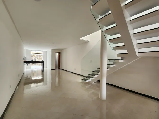 Casa duplex de 03 quartos com suíte no Aeroporto