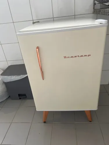 Frigobar semi novo 